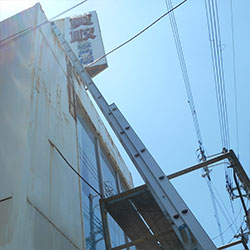 突き出し看板撤去２